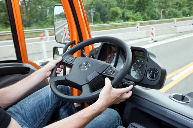 Auf die Fahrsituation angepasst reduziert eine elektromotorische Unterstützung die Lenkkräfte (Bild: Daimler Truck AG).