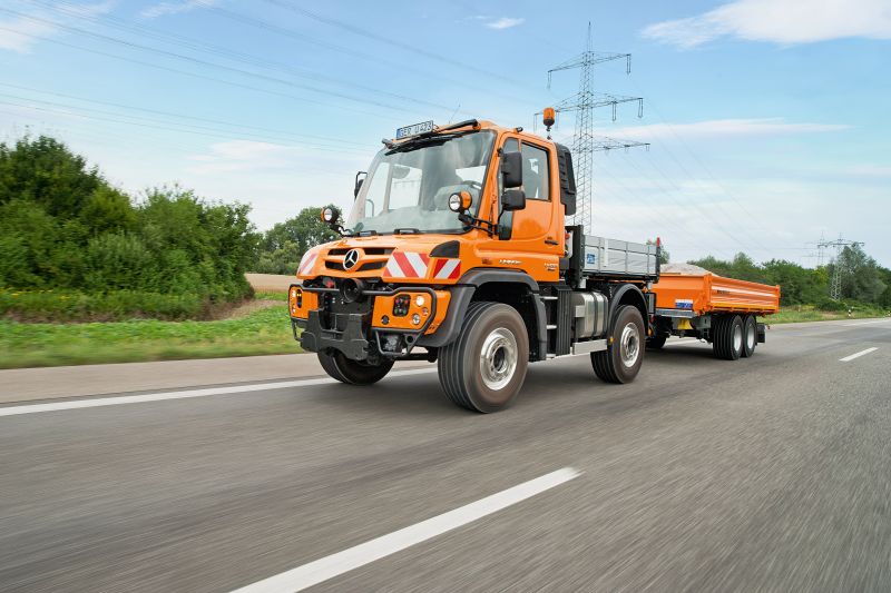 Schnell unterwegs: Der Unimog eignet sich auch vorzüglich als Zugmaschine (Bild: Daimler Truck AG)..