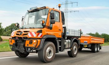 Geeignet auch für die Straßenfahrt: Die Spitzengeschwindigkeit des Unimog liegt bei 89 km/h (Bild: Daimler Truck AG).