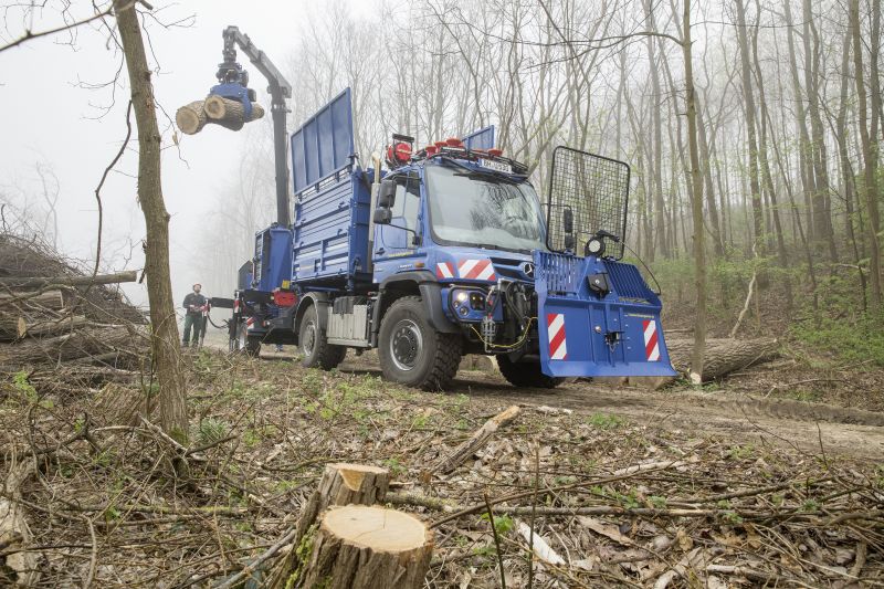 Neben Kommunen setzen viele Dienstleister auf den Unimog. Auch für den Waldeinsatz stehen zahlreiche Anbaugeräte zur Verfügung (Bild: Daimler Truck AG).