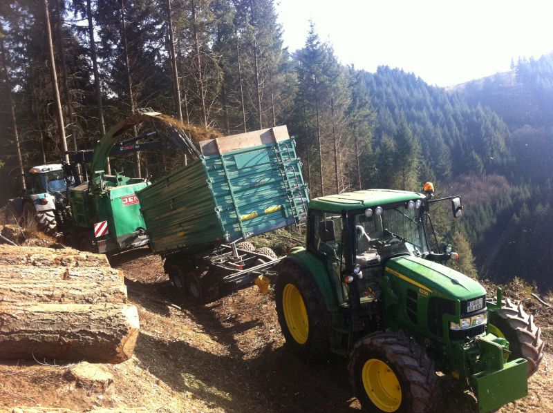 Energieholzproduktion aus dem Gemeindewald, im Einsatz ein John Deere »6230« in Verbindung mit einem Oehler Kippanhänger und Jenz Hacker (Bild: Oestreich und Fa. Springmann).