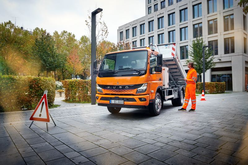 Der neue »eCanter« im kommunalen Einsatz (Bild: Daimler Truck).