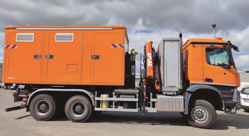 Der Notfallpumpencontainer lässt sich mit einem Lkw unkompliziert zum Einsatzort transportieren – etwa von einem Betriebshof aus (Bild: SubTech).